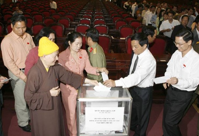 Đại biểu Quốc hội tham gia quyên góp ủng hộ đồng bào bị thiên tai , lũ lụt tại các tỉnh Mền Trung