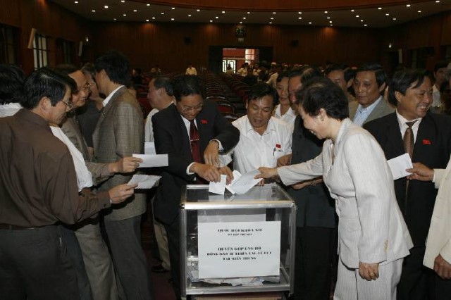 Phó Chủ tịch nước Nguyễn Thị Doan và Đại biểu Quốc hội tham gia quyên góp ủng hộ đồng bào bị thiên tai , lũ lụt tại các tỉnh Mền Trung