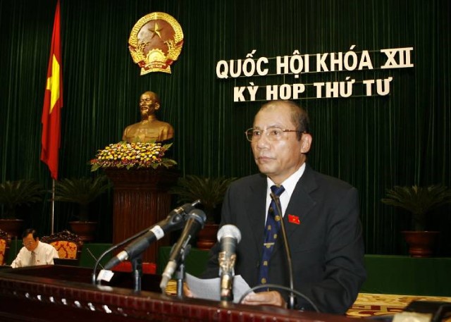 Chủ nhiệm Uỷ ban quốc phòng và an ninh của Quốc hội Lê Quang Bình trình bày
Báo cáo giải trình, tiếp thu, chỉnh lý dự thảo Luật giao thông đường bộ (sửa đổi).