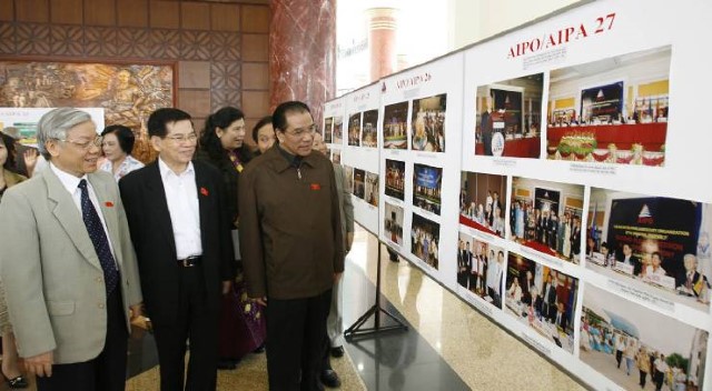 Tổng bí thư Nông Đức Mạnh , Chủ tịch nước Nguyễn Minh Triết , Chủ tịch Quốc hội Nguyễn Phú Trọng xem Triển lãm ảnh 30 năm thành lập Đại hội đồng Liên Nghị viện hiệp hội các nước Đông Nam á AIPO/AIPA.