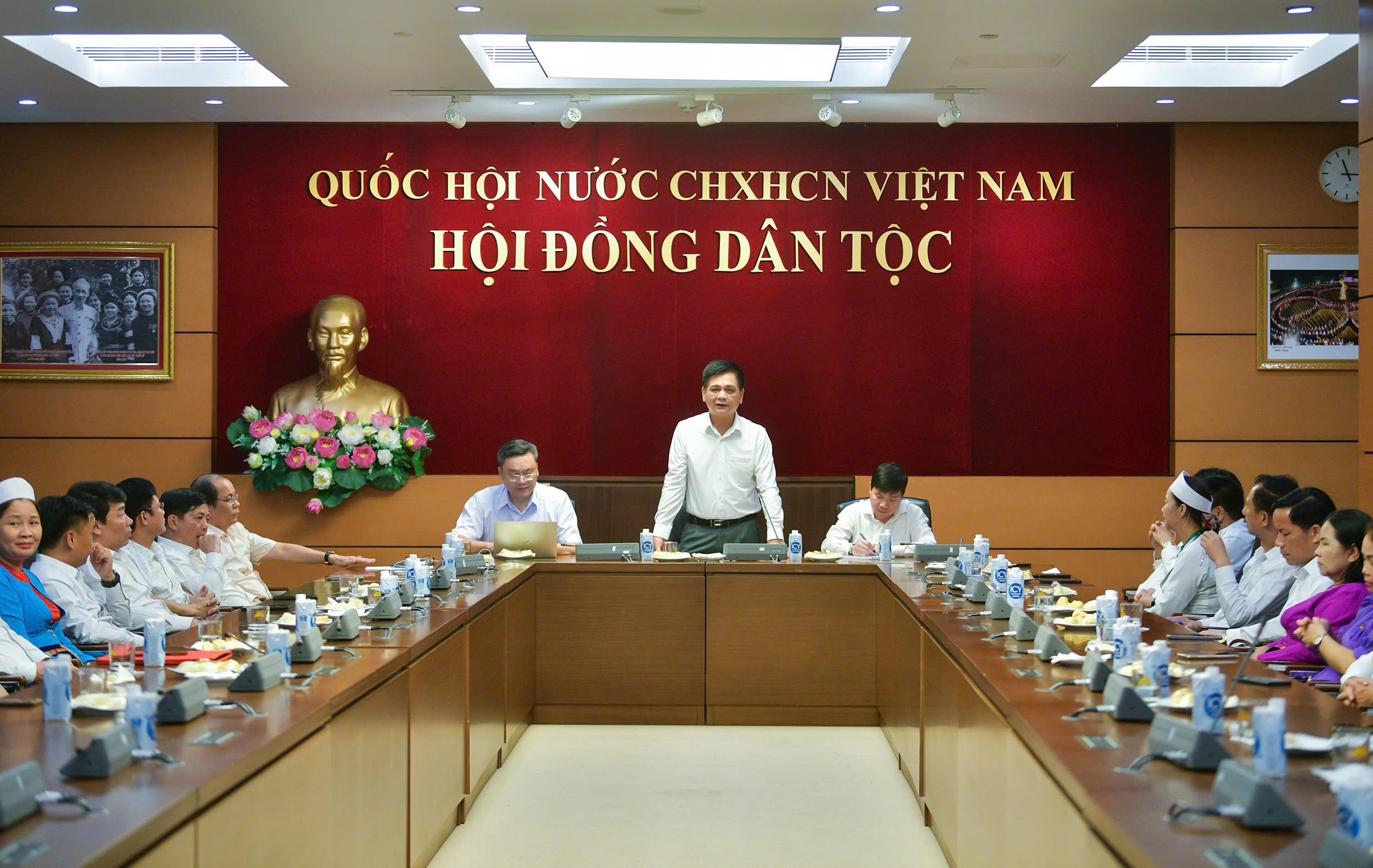 THƯỜNG TRỰC HỘI ĐỒNG DÂN TỘC LÀM VIỆC VỚI ĐOÀN ĐẠI BIỂU HUYỆN LẠC SƠN, TỈNH HÒA BÌNH