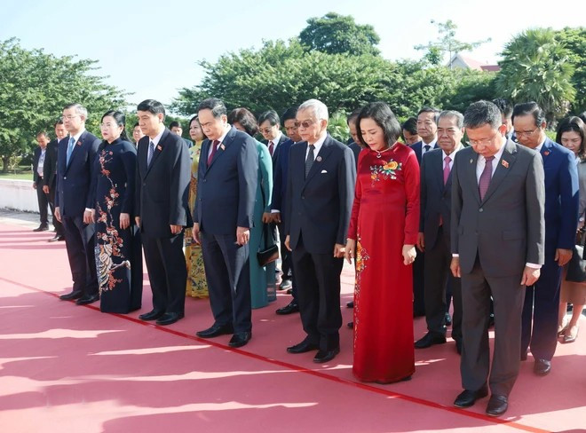 Chủ tịch Quốc hội đặt vòng hoa tại Đài tưởng niệm các liệt sỹ vô danh Lào