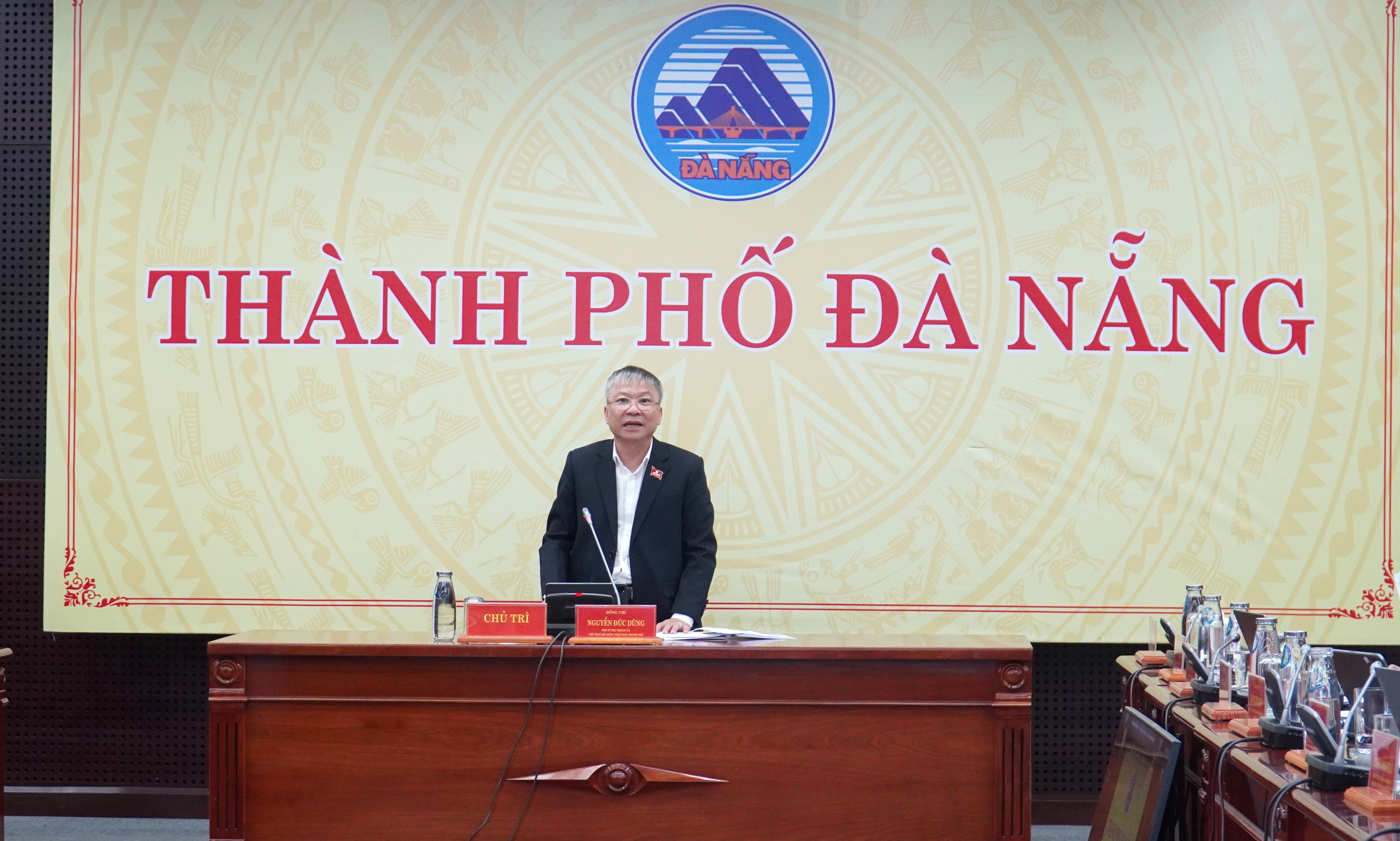 Tại điểm cầu thành phố Đà Nẵng, Phó Bí thư Thành ủy, Chủ tịch Hội đồng nhân dân thành phố, Chủ tịch Ủy ban Bầu cử thành phố Đà Nẵng Nguyễn Đức Dũng phát biểu tại Hội nghị toàn quốc về công tác chuẩn bị bầu cử đại biểu Quốc hội khóa XVI và đại biểu HĐND các cấp nhiệm kỳ 2026-2031. Ảnh: Mai Chi - Thùy Linh/ Cổng thông tin điện tử thành phố Đà Nẵng
