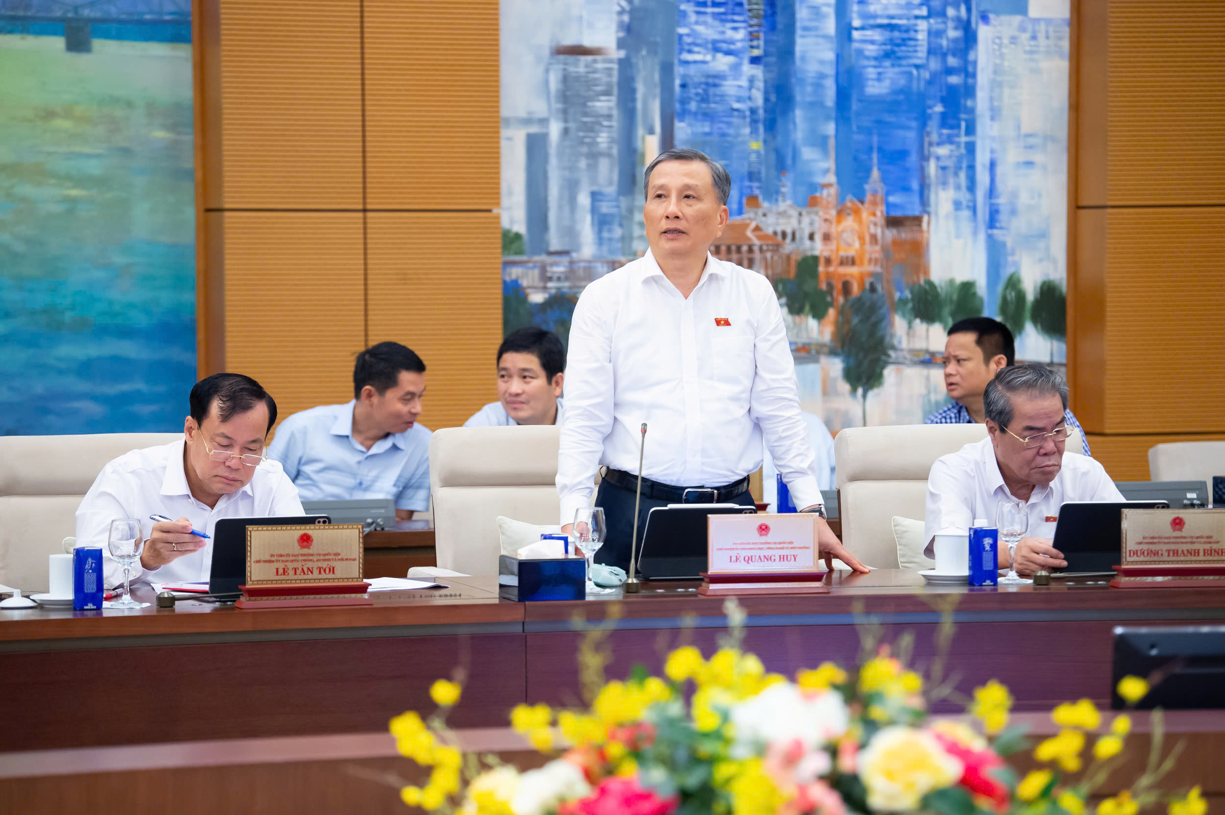 Uỷ ban Thường vụ Quốc hội cho ý kiến Dự án Luật Thương mại điện tử