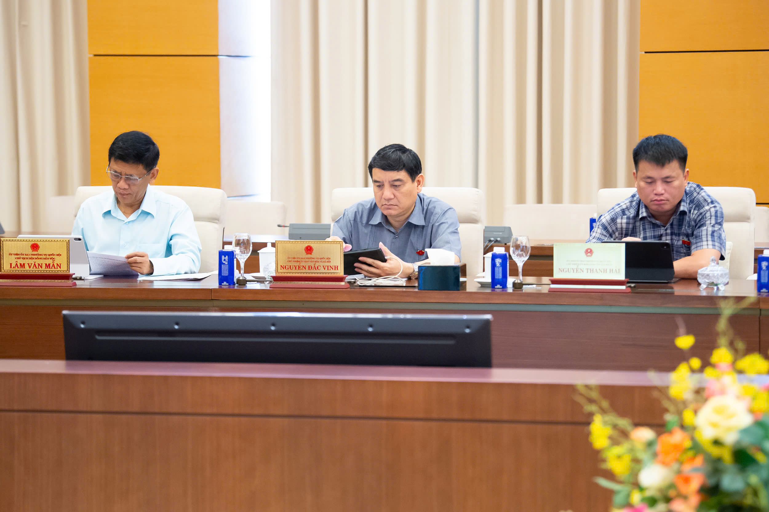 Uỷ ban Thường vụ Quốc hội cho ý kiến Dự án Luật Thương mại điện tử