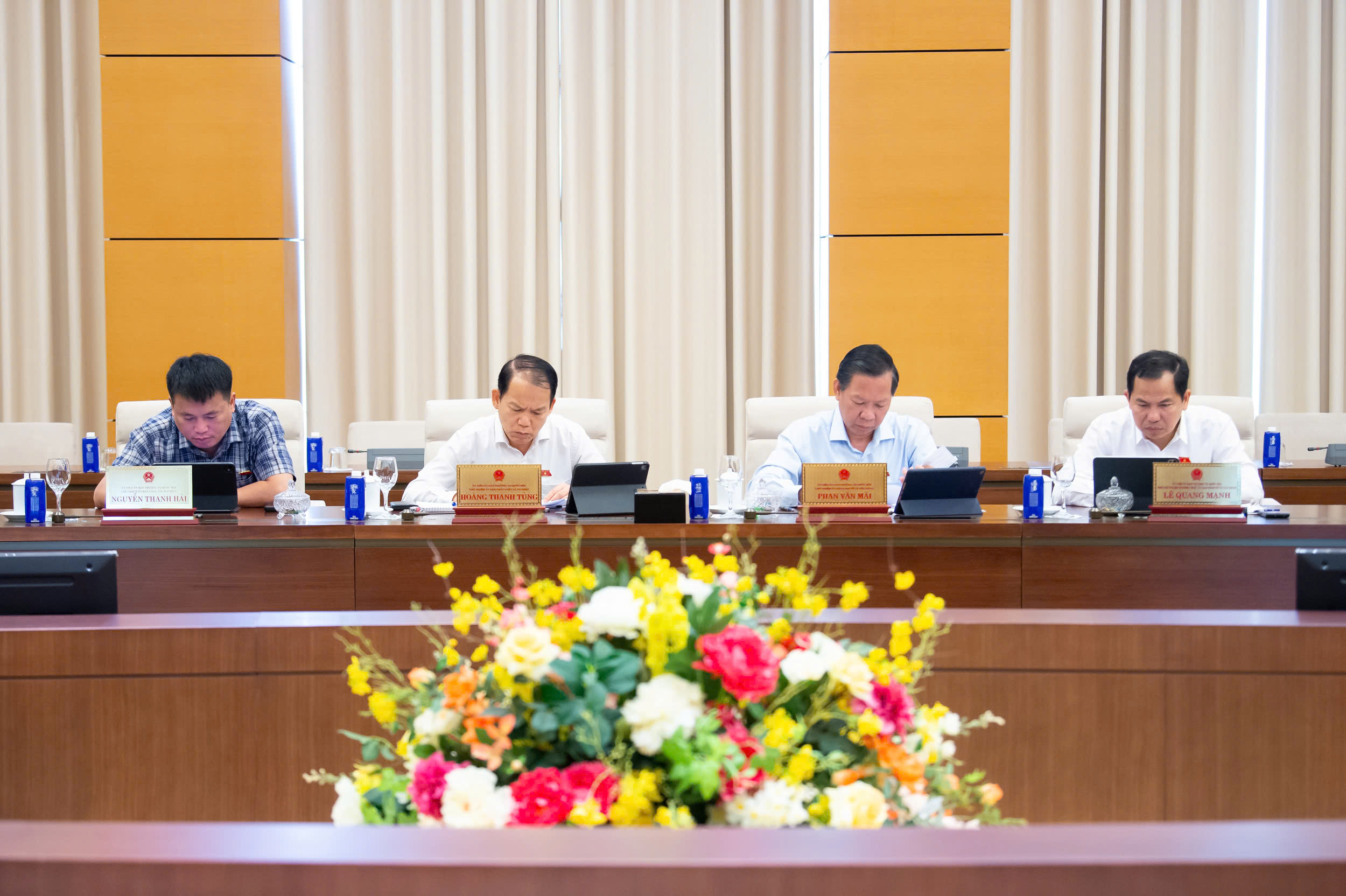 Uỷ ban Thường vụ Quốc hội cho ý kiến Dự án Luật Thương mại điện tử