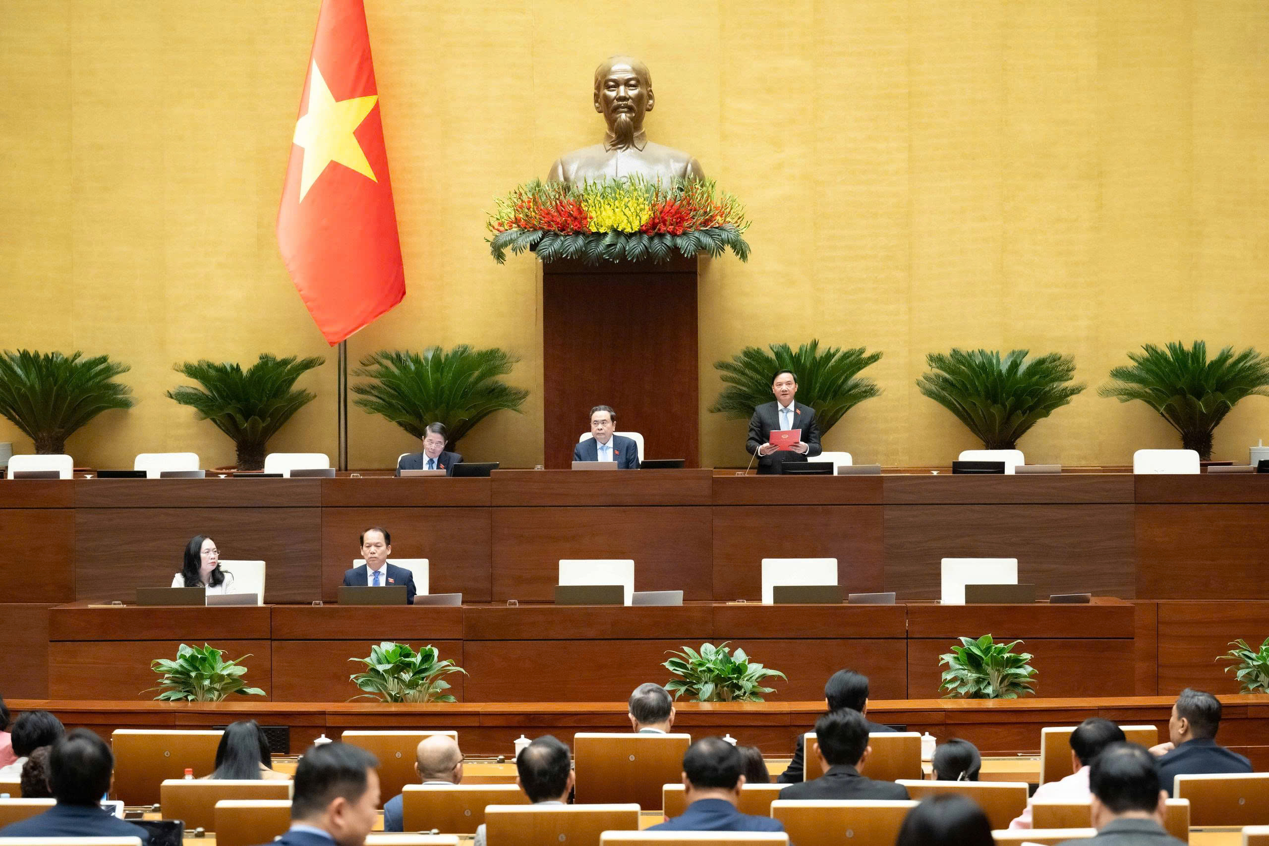 Quốc hội thông qua Luật Chuyển giao người đang chấp hành án phạt tù