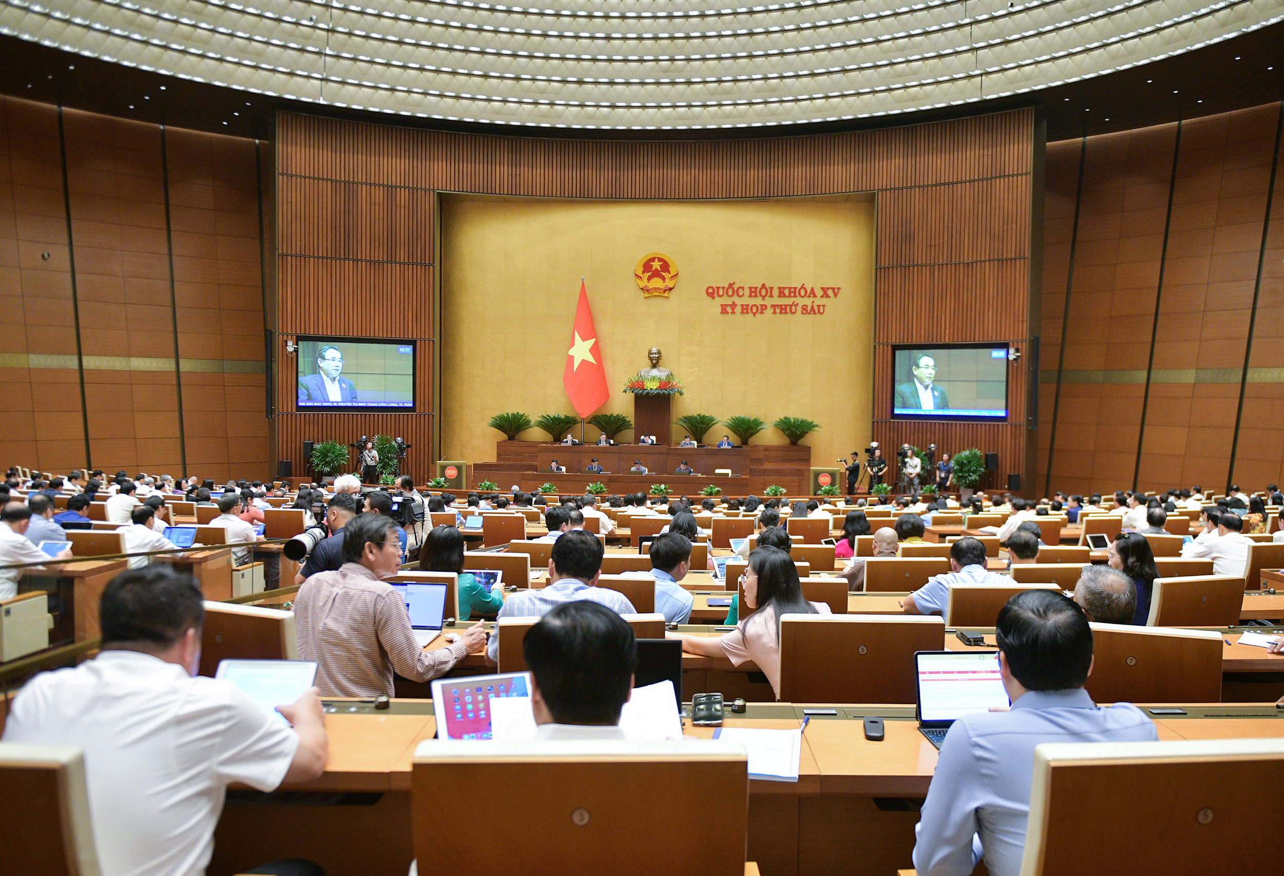 Chiều ngày 1/11: Quốc hội tiếp tục thảo luận về vấn đề kinh tế -xã hội,...