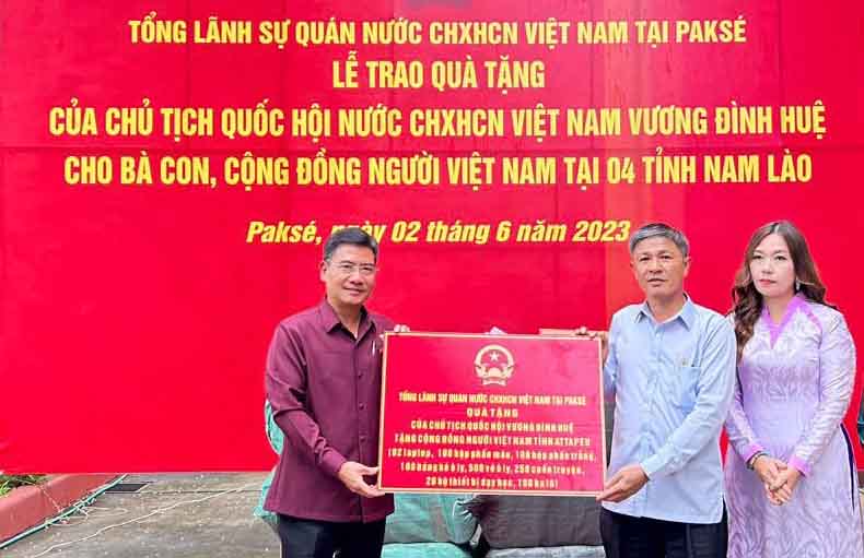 LỄ TRAO QUÀ CỦA CHỦ TỊCH QUỐC HỘI VƯƠNG ĐÌNH HUỆ CHO BÀ CON VIỆT NAM TẠI 04 TỈNH NAM LÀO