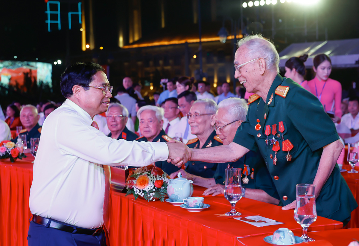 THỦ TƯỚNG PHẠM MINH CHÍNH THAM DỰ CHƯƠNG TRÌNH CẦU TRUYỀN HÌNH 