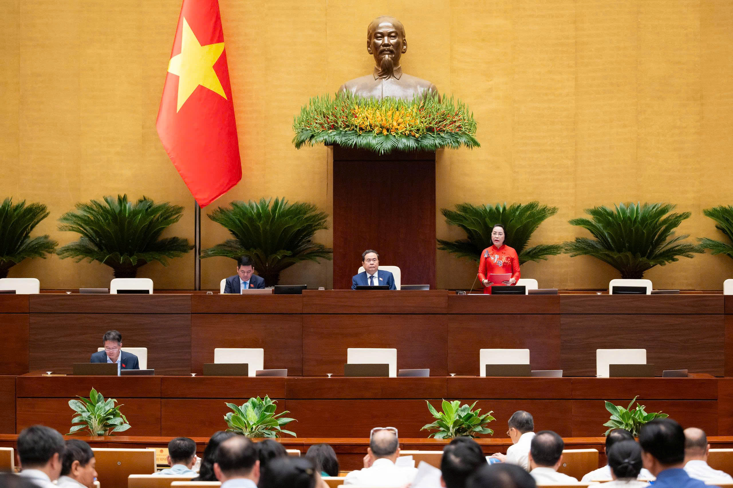 Sáng nay (5/8), Quốc hội nghe tờ trình và thảo luận tại tổ về nhiều dự án luật quan trọng - 1