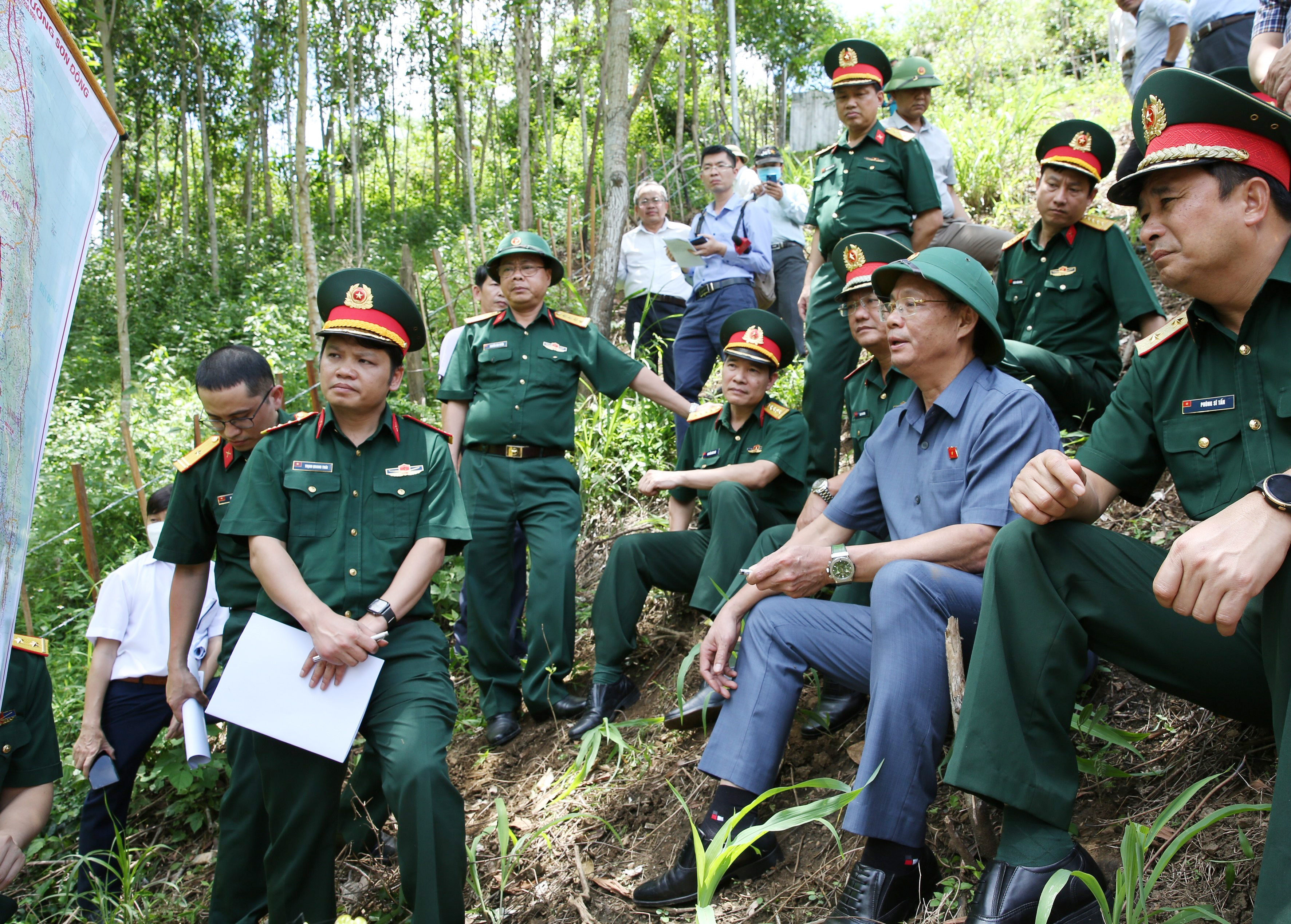 TIẾP TỤC KHẢO SÁT TUYẾN ĐƯỜNG VÀ ĐIỂM ĐẶT TƯỢNG ĐÀI HUYỀN THOẠI TRƯỜNG SƠN