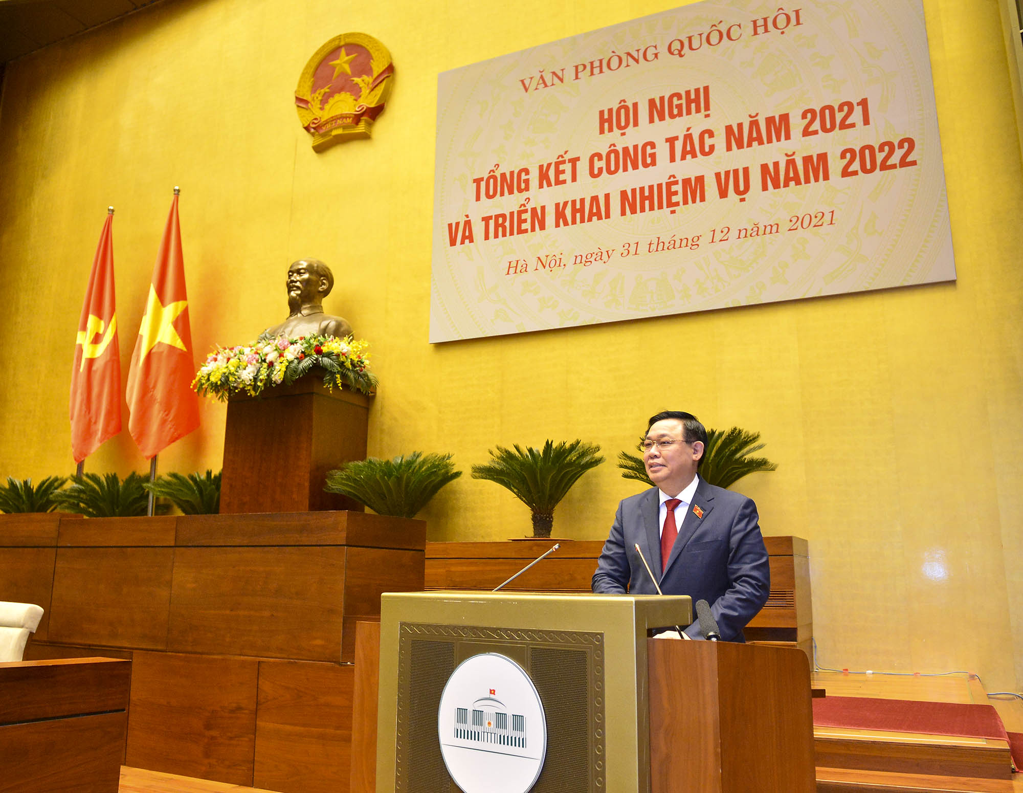 CHỦ TỊCH QUỐC HỘI VƯƠNG ĐÌNH HUỆ DỰ HỘI NGHỊ TỔNG KẾT CÔNG TÁC NĂM 2021 VÀ TRIỂN KHAI NHIỆM VỤ NĂM 2022 CỦA VĂN PHÒNG QUỐC HỘI