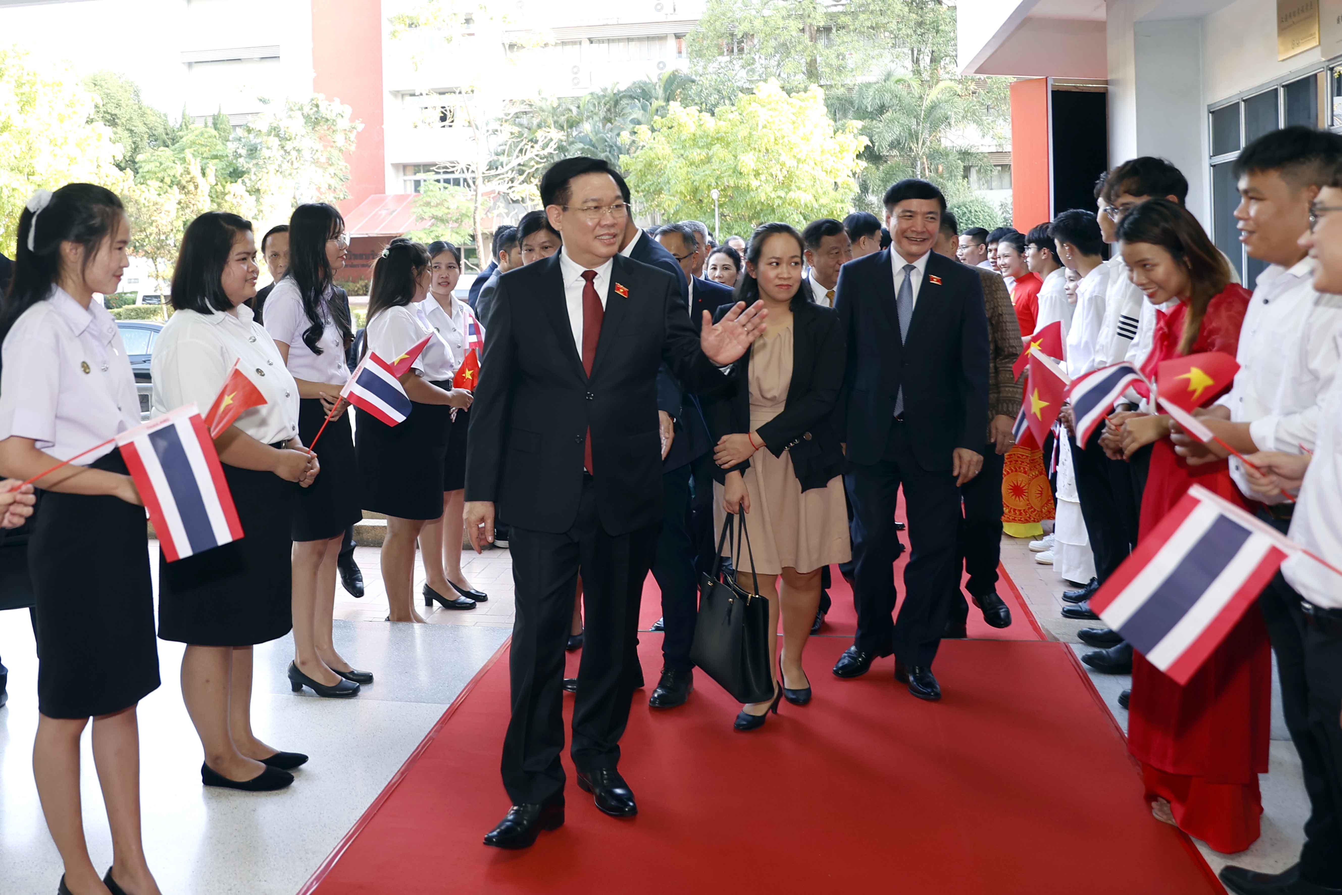 GS.TS VƯƠNG ĐÌNH HUỆ - CHỦ TỊCH QUỐC HỘI THĂM ĐẠI HỌC HOÀNG GIA RAJABHAT UDON THANI