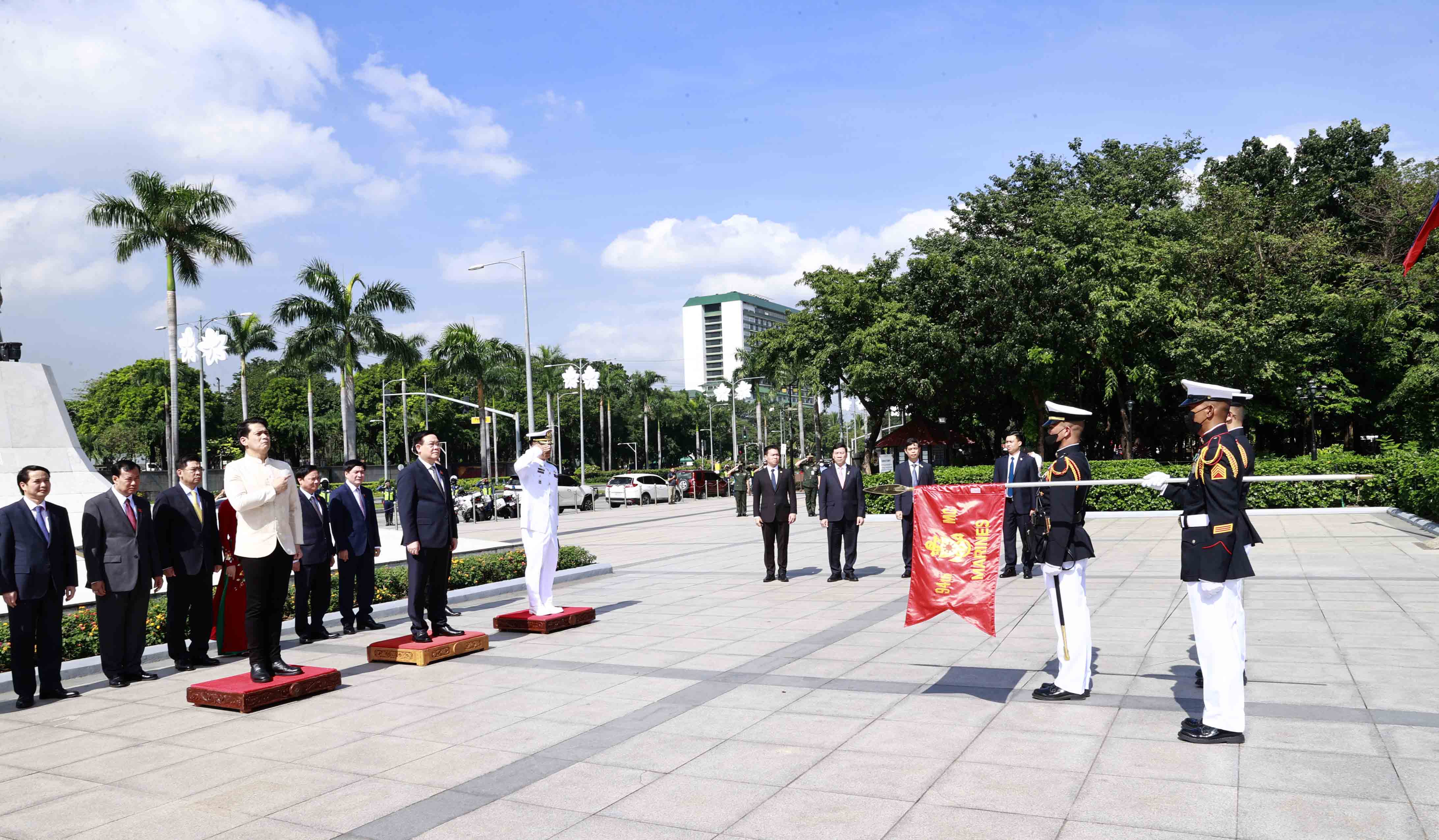 CHỦ TỊCH QUỐC HỘI VƯƠNG ĐÌNH HUỆ DÂNG HƯƠNG CHỦ TỊCH HỒ CHÍ MINH TẠI MANILA