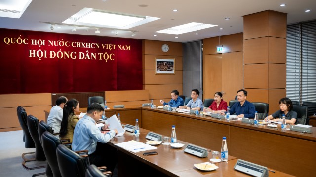 Thường trực Đảng ủy Cơ quan Văn phòng Quốc hội làm việc với Chi bộ Dân tộc