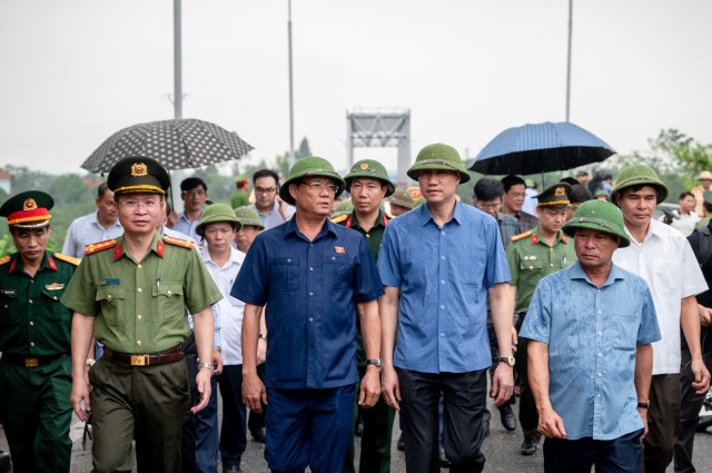 Phó Chủ tịch Quốc hội Trần Quang Phương kiểm tra tình hình khắc phục sự cố sập cầu Phong Châu (Phú Thọ) và ứng phó với mưa lũ