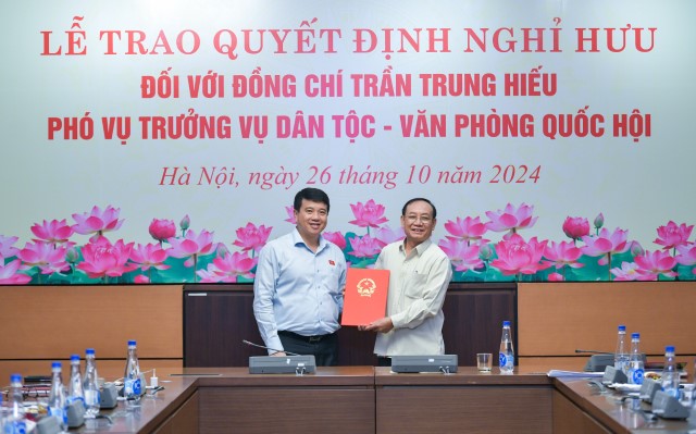 Lễ trao Quyết định nghỉ hưu đối với đồng chí Trần Trung Hiếu, Phó Vụ trưởng Vụ Dân tộc  - Văn phòng Quốc hội