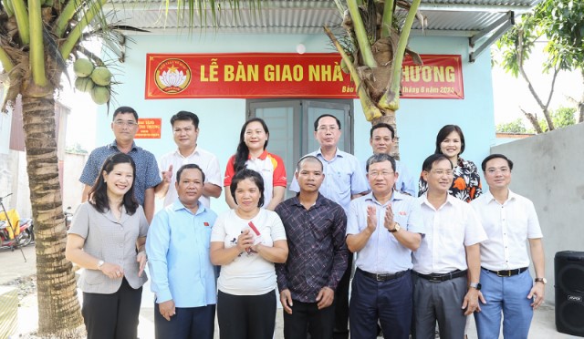 CHỦ NHIỆM ỦY BAN ĐỐI NGOẠI VŨ HẢI HÀ TRAO NHÀ TÌNH THƯƠNG TẶNG GIA ĐÌNH CÓ HOÀN CẢNH KHÓ KHĂN TẠI ĐỒNG NAI