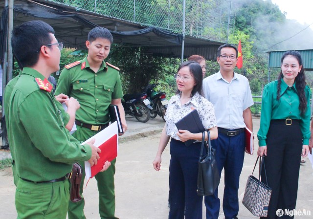 ĐOÀN ĐBQH TỈNH NGHỆ AN KHẢO SÁT VIỆC THỰC HIỆN LUẬT PHÒNG, CHỐNG MUA BÁN NGƯỜI TẠI KỲ SƠN