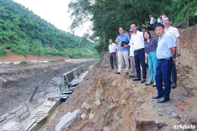 ĐOÀN ĐBQH TỈNH NGHỆ AN KHẢO SÁT VIỆC TRIỂN KHAI LUẬT VÀ NGHỊ QUYẾT CỦA QUỐC HỘI TẠI HUYỆN KỲ SƠN