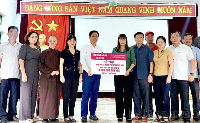 PHÓ TRƯỞNG BAN CÔNG TÁC ĐẠI BIỂU TẠ THỊ YÊN TRAO HỖ TRỢ CHO NGƯỜI DÂN BỊ THIỆT HẠI BỞI LŨ QUÉT