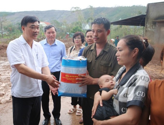 Chủ nhiệm Ủy ban Kinh tế Vũ Hồng Thanh thăm, tặng quà một số đơn vị, hộ dân chịu thiệt hại do bão số 3 tại Quảng Ninh