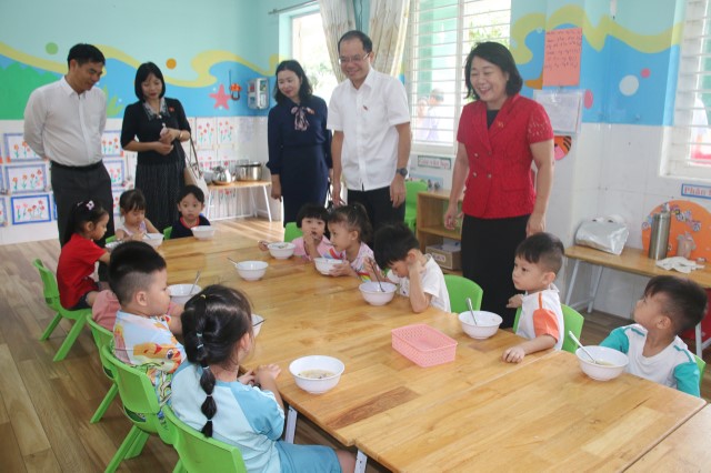 ỦY BAN VĂN HÓA, GIÁO DỤC KHẢO SÁT VIỆC THỰC HIỆN PHÁP LUẬT VỚI NHÀ GIÁO VÀ TRẺ EM MẦM NON TẠI QUẬN 7, TP. HỒ CHÍ MINH