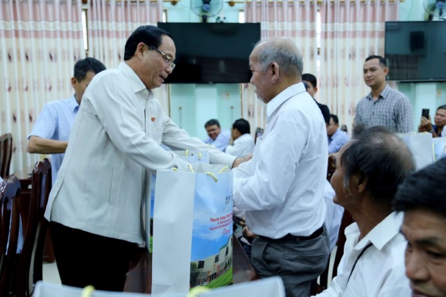 PHÓ CHỦ TỊCH QUỐC HỘI, THƯỢNG TƯỚNG TRẦN QUANG PHƯƠNG THĂM, TẶNG QUÀ CÁC GIA ĐÌNH CHÍNH SÁCH TẠI BÌNH ĐỊNH