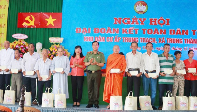 Chủ nhiệm Ủy ban Quốc phòng và An ninh Lê Tấn Tới dự Ngày hội Đại đoàn kết toàn dân tộc tại Vĩnh Long