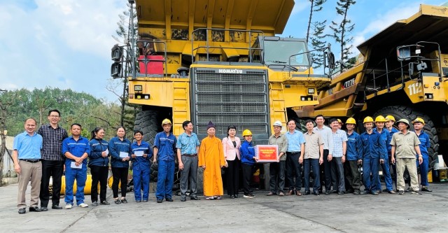 Đoàn ĐBQH tỉnh Quảng Ninh thăm, tặng quà doanh nghiệp, cơ sở sản xuất kinh doanh bị thiệt hại nặng nề sau bão