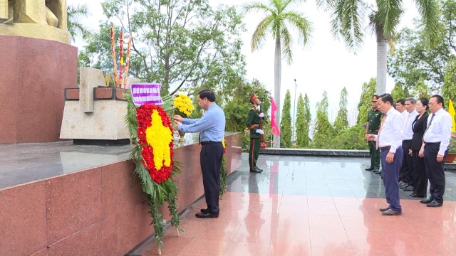 PHÓ CHỦ TỊCH QUỐC HỘI NGUYỄN KHẮC ĐỊNH THĂM, TẶNG QUÀ GIA ĐÌNH CÓ CÔNG TẠI T.P NHA TRANG, TỈNH KHÁNH HÒA