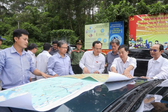 Đoàn công tác của Ủy ban Khoa học, Công nghệ và Môi trường khảo sát dự án đường giao thông liên vùng tại Khánh Hòa