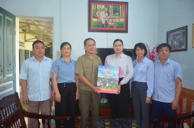 PHÓ TRƯỞNG ĐOÀN ĐBQH TỈNH TUYÊN QUANG MA THỊ THÚY THĂM, TẶNG QUÀ GIA ĐÌNH CHÍNH SÁCH NHÂN DỊP KỶ NIỆM 77 NĂM NGÀY THƯƠNG BINH, LIỆT SỸ