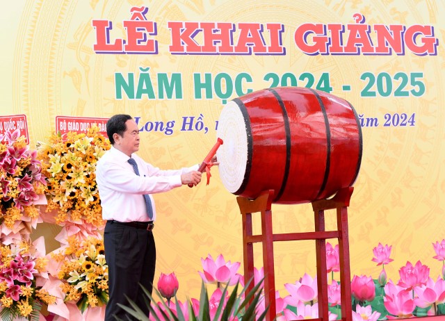 Chủ tịch Quốc hội Trần Thanh Mẫn dự Lễ khai giảng năm học 2024 - 2025 tại Trường THPT Phạm Hùng, tỉnh Vĩnh Long