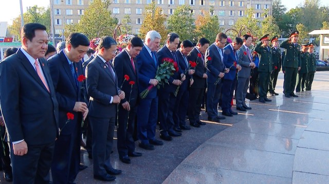 Chủ tịch Quốc hội Trần Thanh Mẫn dâng hoa tưởng nhớ Chủ tịch Hồ Chí Minh ở Moscow, Liên bang Nga