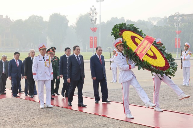 Lãnh đạo Đảng, Nhà nước vào Lăng viếng Chủ tịch Hồ Chí Minh, tưởng niệm các Anh hùng liệt sĩ nhân kỷ niệm 70 năm Ngày Giải phóng Thủ đô