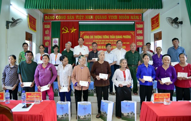 Phó Chủ tịch Quốc hội, Thượng tướng Trần Quang Phương thăm, tặng quà hộ nghèo, gia đình chính sách