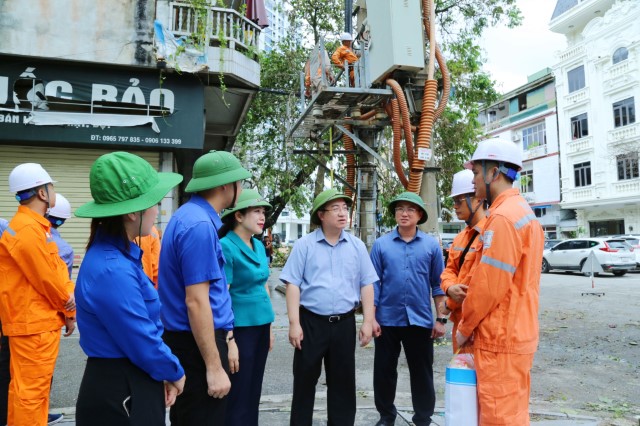 Trưởng Đoàn ĐBQH tỉnh Quảng Ninh Đặng Xuân Phương thăm, động viên lực lượng tham gia khắc phục hậu quả bão số 3