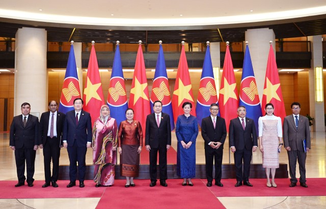 CHỦ TỊCH QUỐC HỘI TRẦN THANH MẪN TIẾP ĐẠI SỨ, ĐẠI BIỆN CÁC NƯỚC ASEAN VÀ TIMOR - LESTE