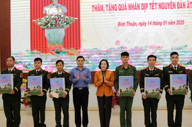 Phó Chủ tịch Quốc hội Nguyễn Thị Thanh thăm, tặng quà tại Bình Thuận