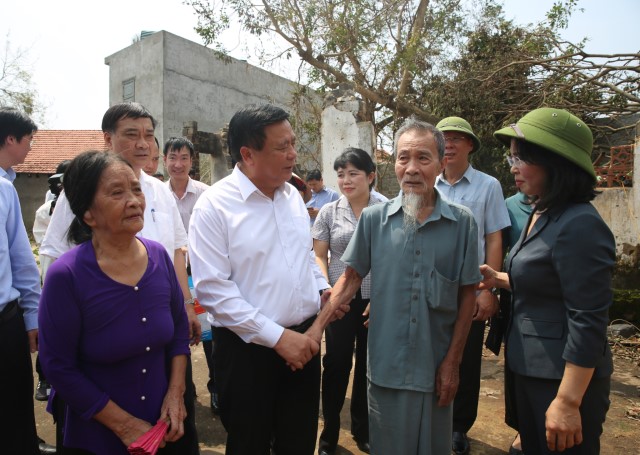 Chủ tịch Hội đồng Lý luận Trung ương Nguyễn Xuân Thắng thăm hỏi, động viên các đơn vị, người dân bị ảnh hưởng do bão số 3 tại Quảng Ninh