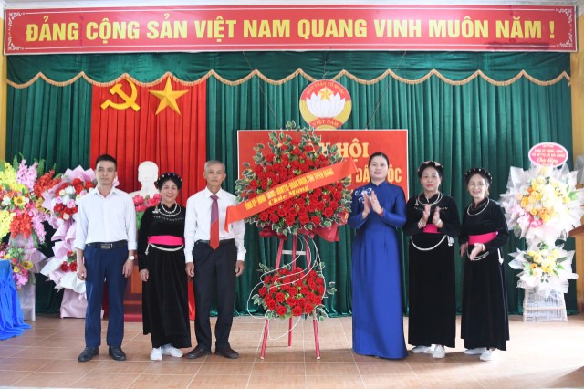 Phó Trưởng đoàn ĐBQH tỉnh Tuyên Quang dự Ngày hội Đại đoàn kết tại Khu dân cư thôn Nà khán, xã Hà Lang, huyện Chiêm Hóa