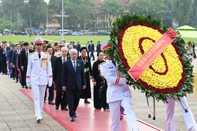 Đoàn đại biểu tham dự Đại hội đại biểu toàn quốc MTTQ Việt Nam lần thứ X vào Lăng viếng Chủ tịch Hồ Chí Minh