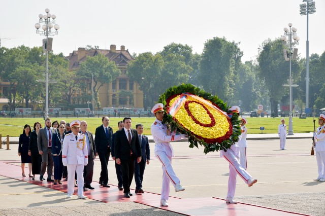 Chủ tịch Quốc hội Armenia Alen Simonyan vào Lăng viếng Chủ tịch Hồ Chí Minh