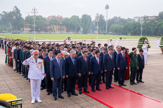 Lãnh đạo Đảng, Nhà nước và các đại biểu Quốc hội vào Lăng viếng Chủ tịch Hồ Chí Minh trước khai mạc kỳ họp thứ 8, Quốc hội khoá XV