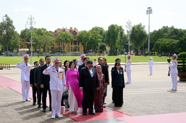 Chủ tịch Hạ viện Malaysia Tan Sri Dato’ Johari Bin Abdul vào Lăng viếng Chủ tịch Hồ Chí Minh