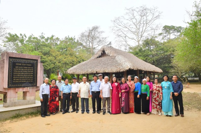 Đoàn đại biểu Quốc hội các khoá của tỉnh Hoà Bình “Về nguồn” tại tỉnh Tuyên Quang
