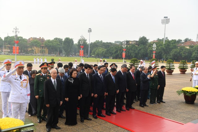 LÃNH ĐẠO ĐẢNG, NHÀ NƯỚC VÀO LĂNG VIẾNG CHỦ TỊCH HỒ CHÍ MINH VÀ TƯỞNG NIỆM CÁC ANH HÙNG LIỆT SĨ