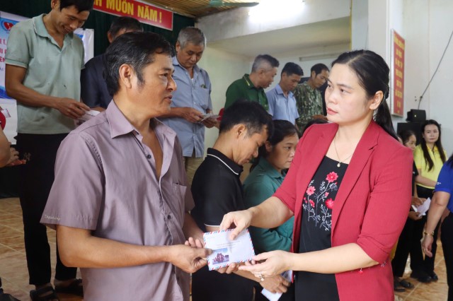 Tuyên Quang: Trao quà hỗ trợ người dân có hoàn cảnh khó khăn bị thiệt hại do bão số 3